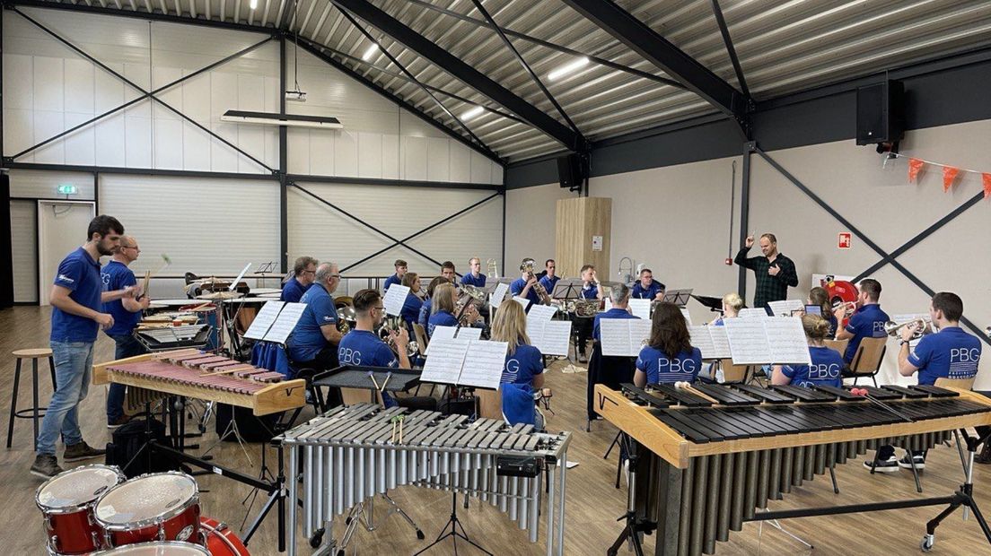 Provinciale Brassband Groningen tijdens de repetitie