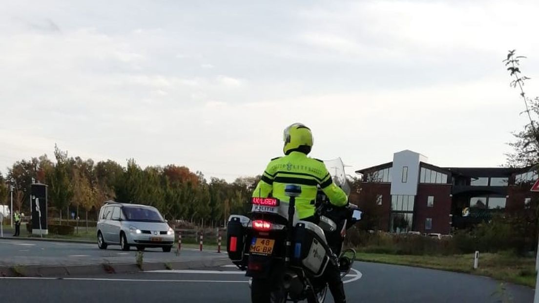 Politie, marechaussee en douane zijn donderdagmiddag begonnen aan een grote verkeerscontrole langs de A50 bij Apeldoorn.