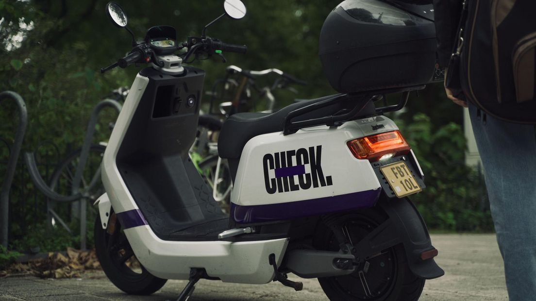 Een scooter van het merk Check