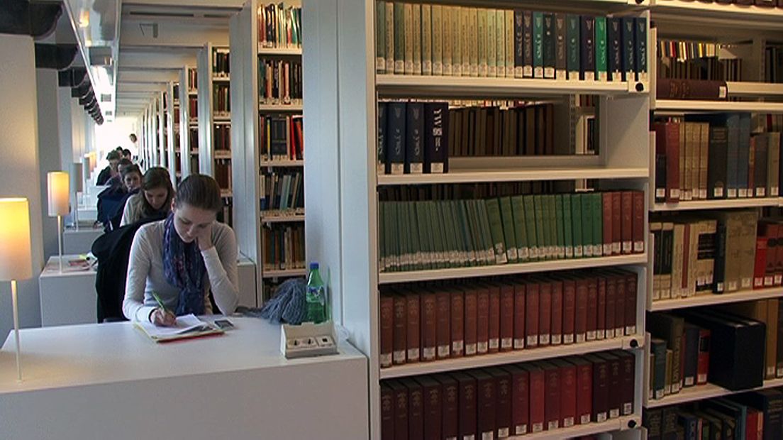 Studenten in de universiteitsbibliotheek, archiefbeeld.