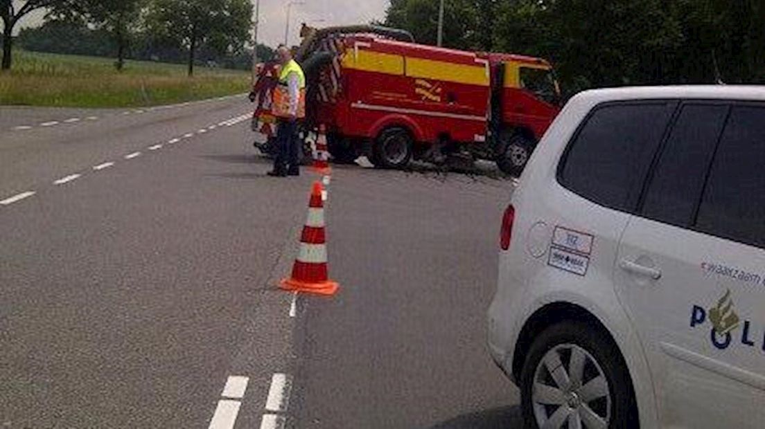 Weggedeelte afgezet door slaolie op de weg