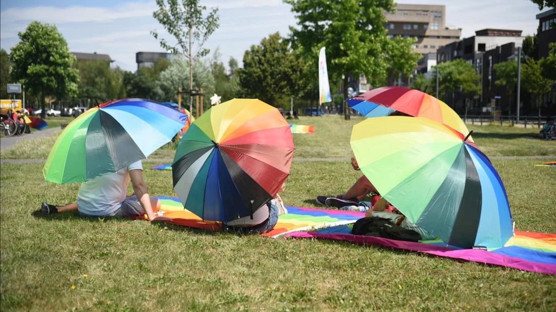 Rainbow Sit In in Enschede trekt zo'n 50 deelnemers