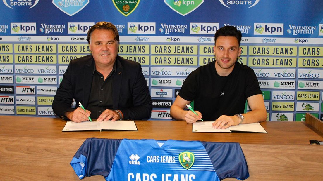Luuk Koopmans (rechts) en technisch manager Jeffrey van As ondertekenen het contract 