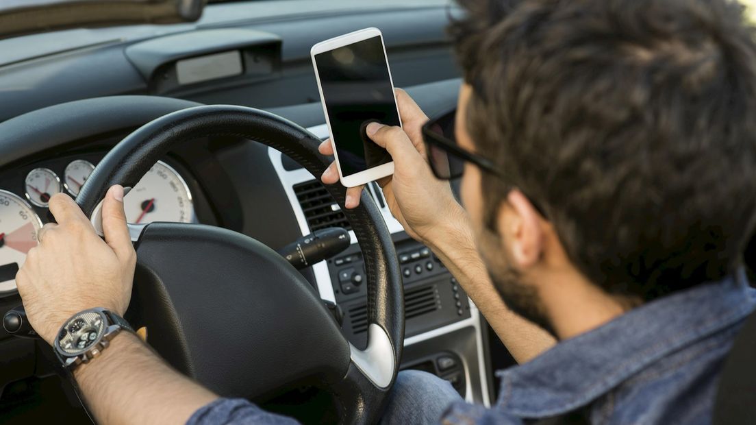 Niet-handsfree bellen / sms'en / filmen