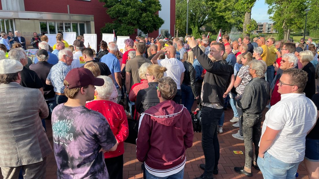 Honderden Pekelders verzamelden zich bij het gemeentehuis