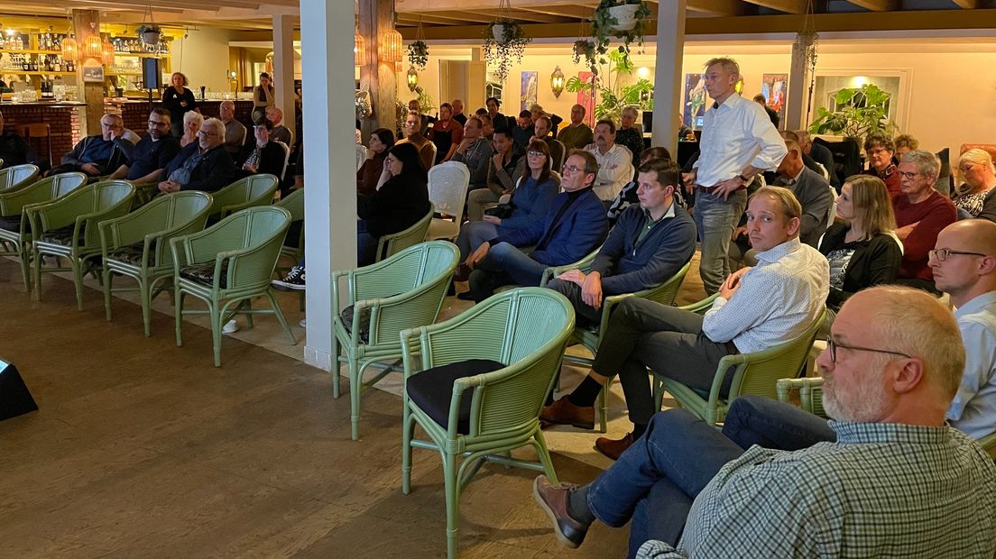 Omwonenden horen de plannen over de zoutwinning rondom hun woningen.