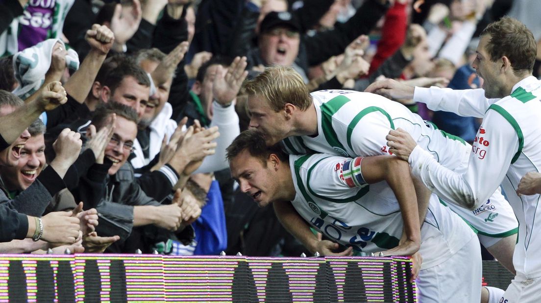 Stenman bespringt Granqvist in 2010.