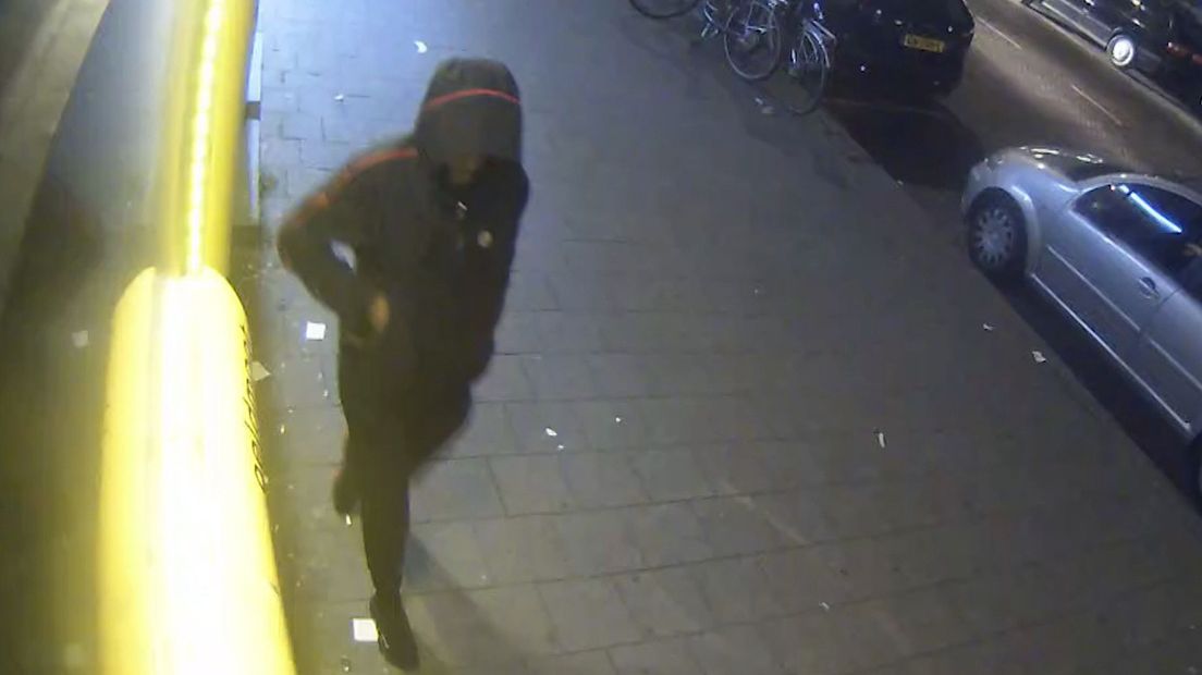 De man neemt het geld op bij een automaat in Rotterdam