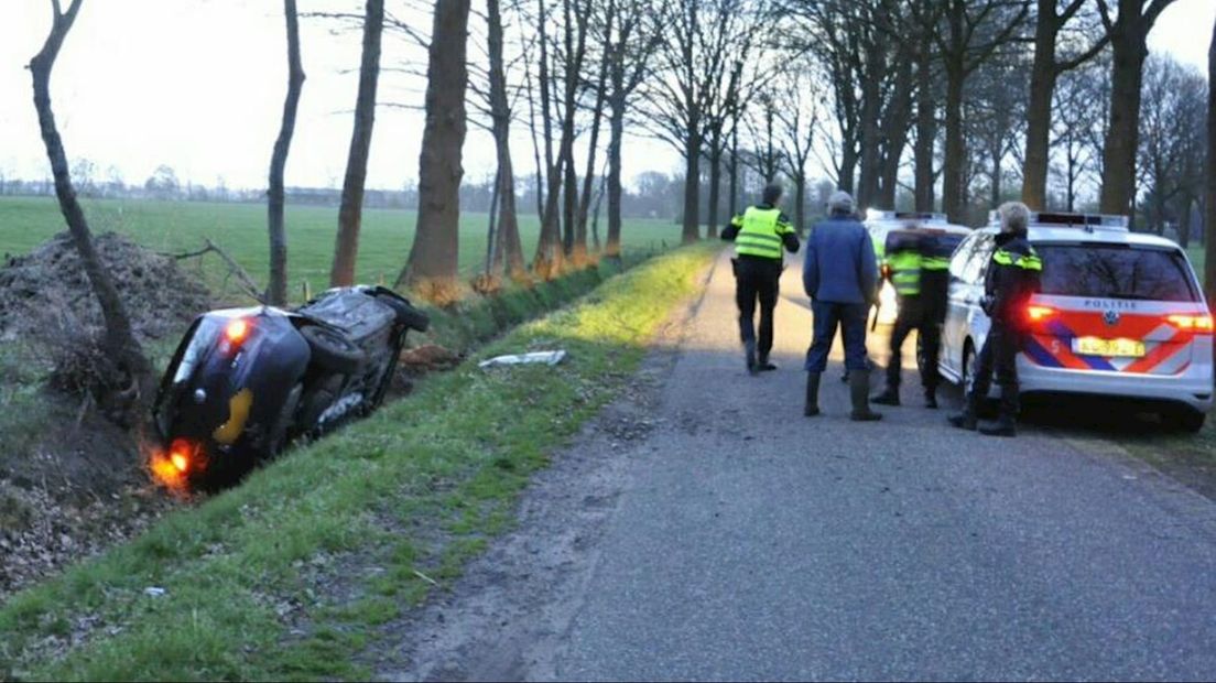 Auto in de sloot in Wierden