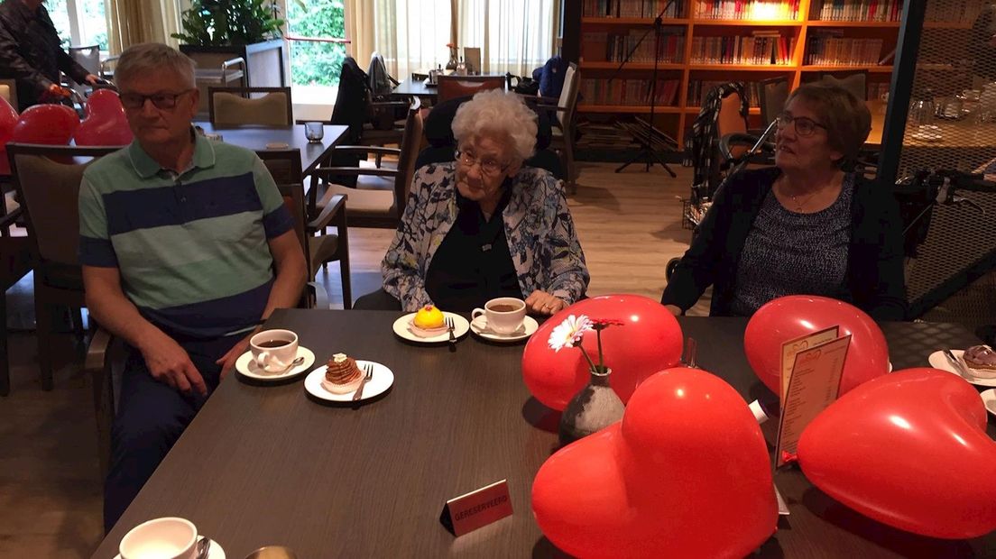 Til Ebberink viert haar 110-de verjaardag met links haar zoon Jan (71)