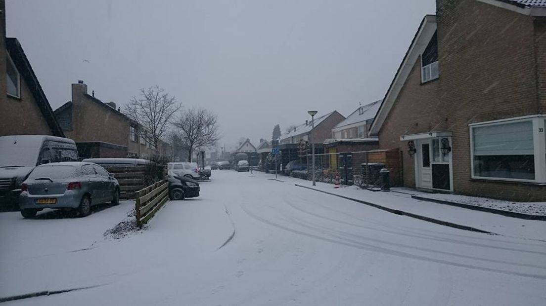 Prachtig die sneeuw, maar het kan gevaarlijk zijn in het verkeer. Het KNMI waarschuwt met een code geel voor gladheid in Gelderland, vanaf zaterdagavond 20.00 uur. Houdt tot zondagochtend 11.00 uur rekening met gladde wegen en hou de weerberichten in de gaten, is het advies.