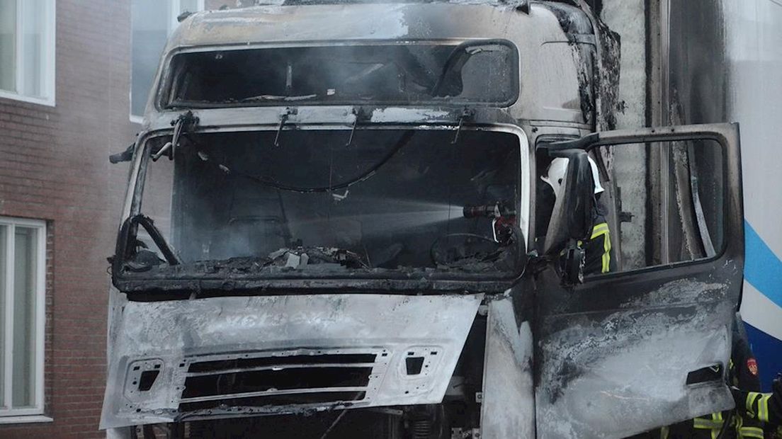 Vrachtwagen zwaar beschadigd door brand