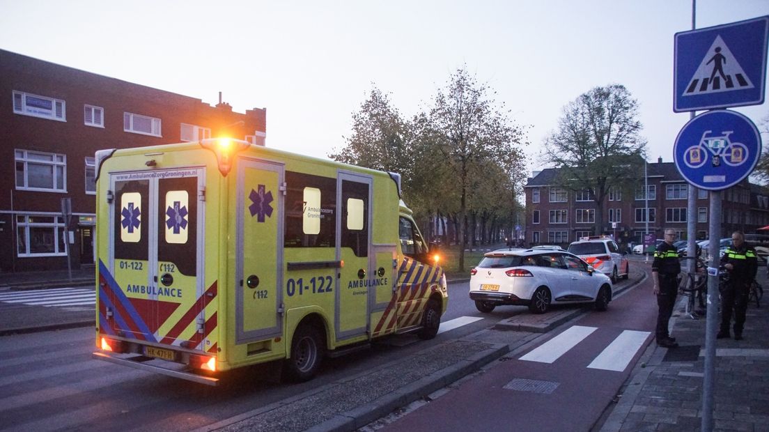 De toegesnelde ambulance staat op de Korrewegrotonde in Stad.