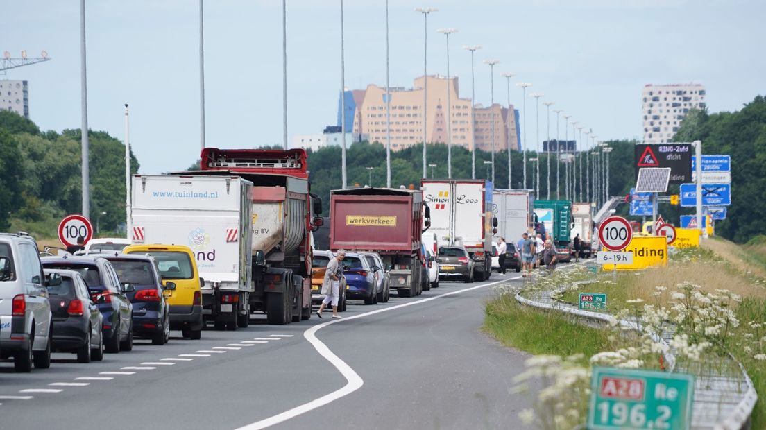 Na het ongeluk op de A28 was een file ontstaan