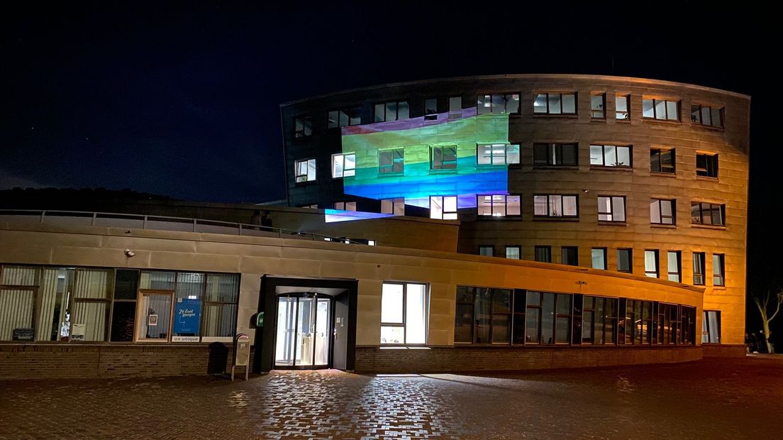 Ondanks weigering gemeente, was er vanavond tóch een regenboogvlag te zien bij het gemeentehuis - Om