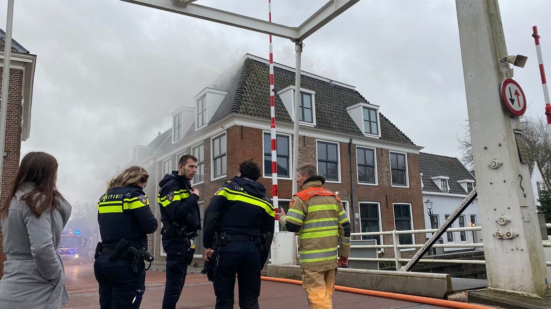 Grote brand in Nieuwersluis, vlammen slaan uit grachtenpand - RTV Utrecht