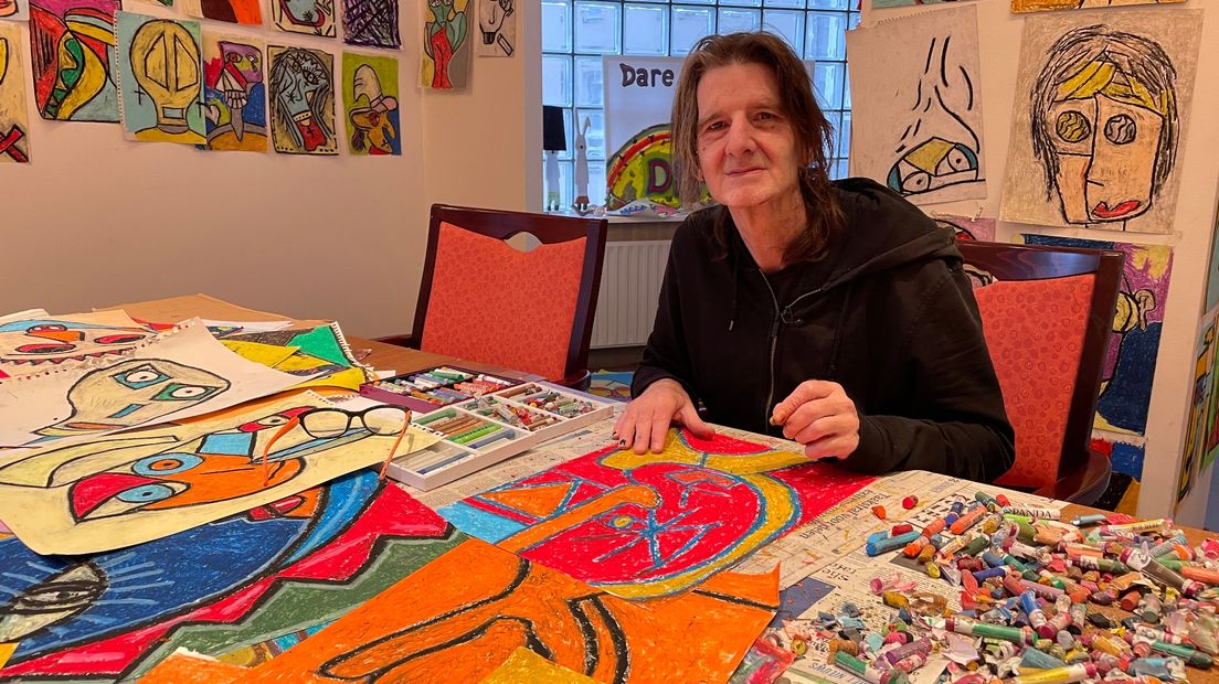 Jacco aan de tafel in de gemeenschappelijke ruimte om te tekenen