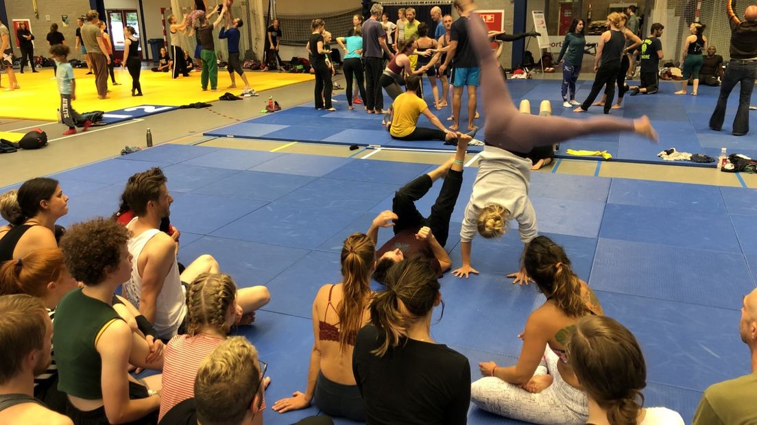 Zo'n 800 acrobaten van over de hele wereld zijn dit weekend actief in Arnhem. Daar vindt op sportpark Valkenhuizen het 33e Nederlandse Acrobatiekfestival plaats. Het hele Pinksterweekend zijn er allerlei workshops en demonstraties en wisselen acrobaten hun technieken uit.