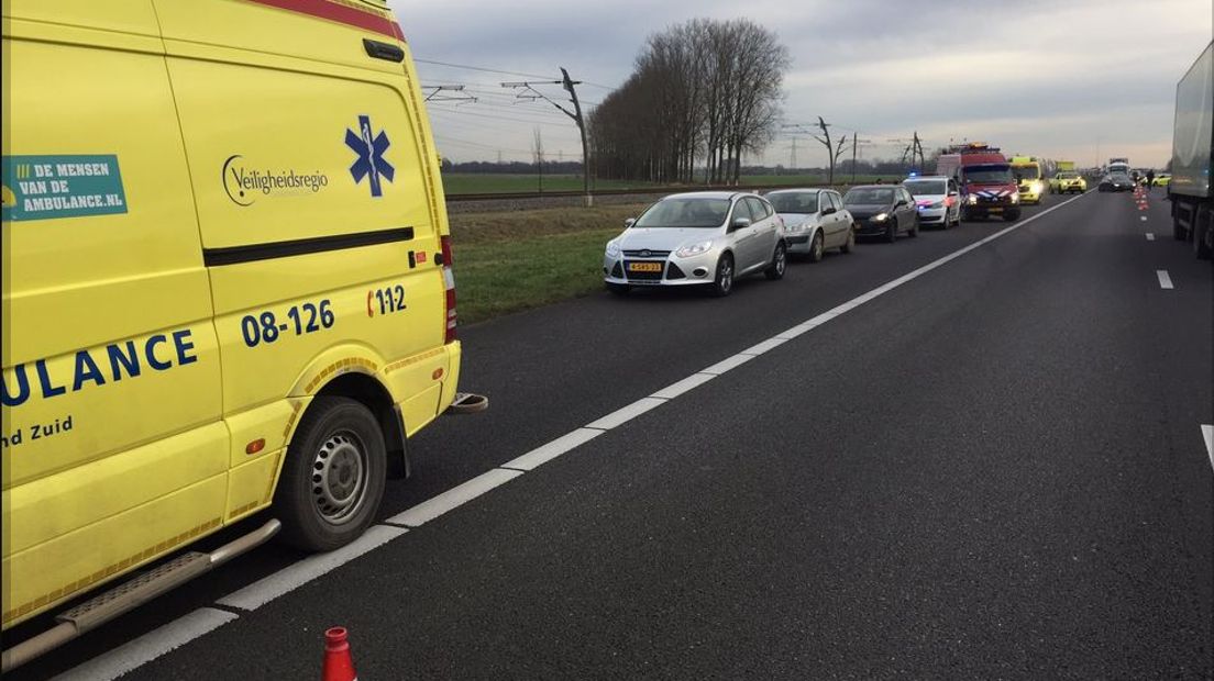 Op de A15 bij Dodewaard richting Gorkum hebben donderdagochtend twee ongelukken plaatsgevonden. Hierbij zijn vier mensen gewond geraakt, onder wie een moeder en een kind.