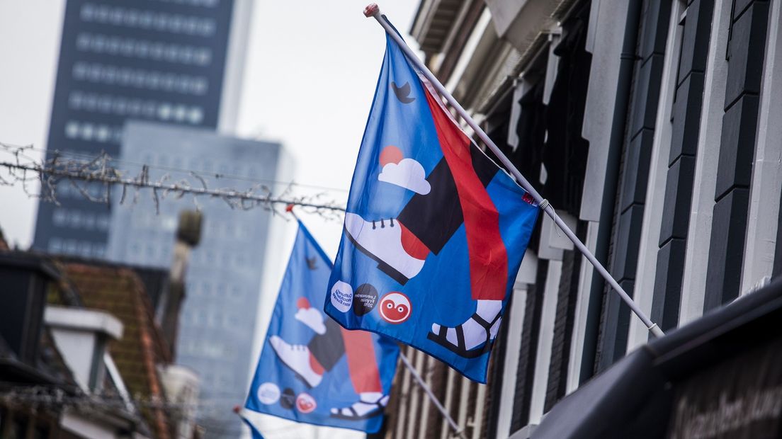 De vlag van Leeuwarden Culturele Hoofdstad wappert in de Friese hoofdstad