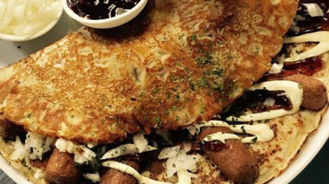 Kapsalon, kroketje, pannenkoek of toch maar een frikandel. Er zijn legio lekkernijen, maar toch is er altijd ruimte voor een nieuwe uitvinding. En in Zeddam hebben ze een nieuwe creatie weten te verzinnen: de pannenkoek met frikandel speciaal. En wat blijkt, het gerecht is razend populair.