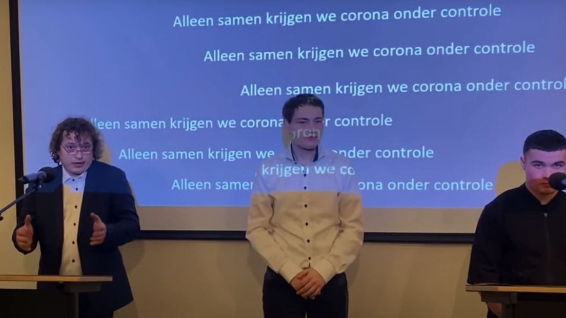 Jenze Kingma (links) tijdens zijn 'persconferentie'