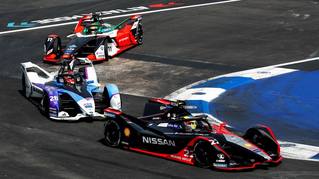 Formule E-auto's tijdens een race in Mexico (Rechten: EPA/Jose Mendez)