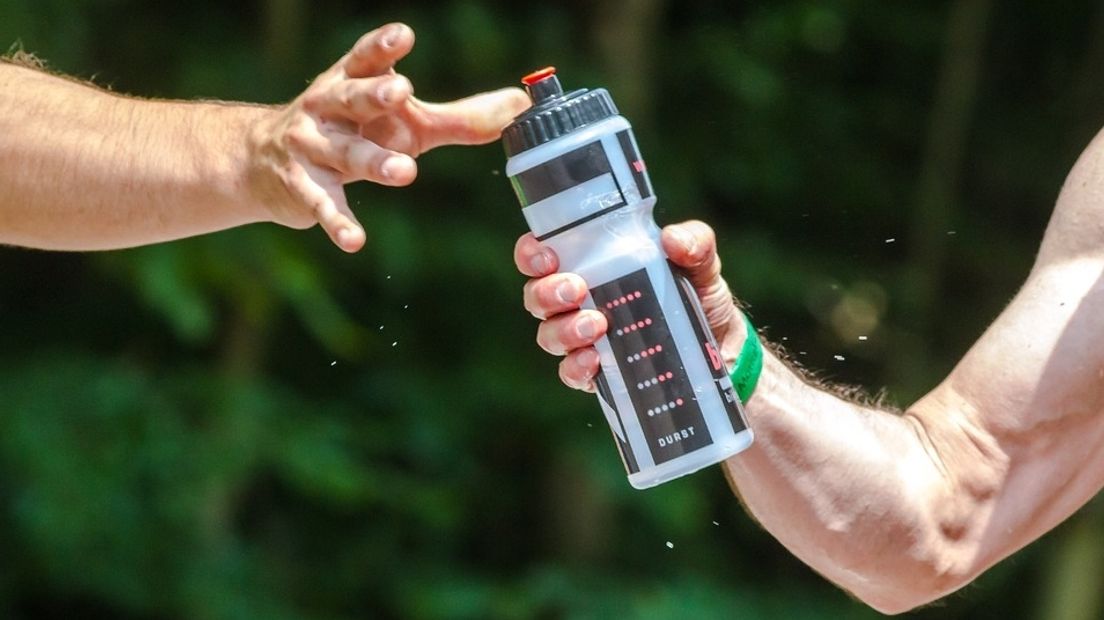 Bidon gaat van hand tot hand