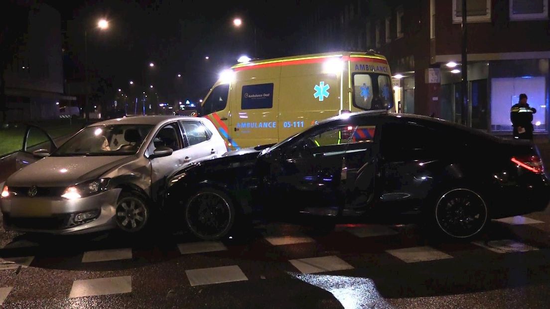 Twee auto's botsen in Enschede