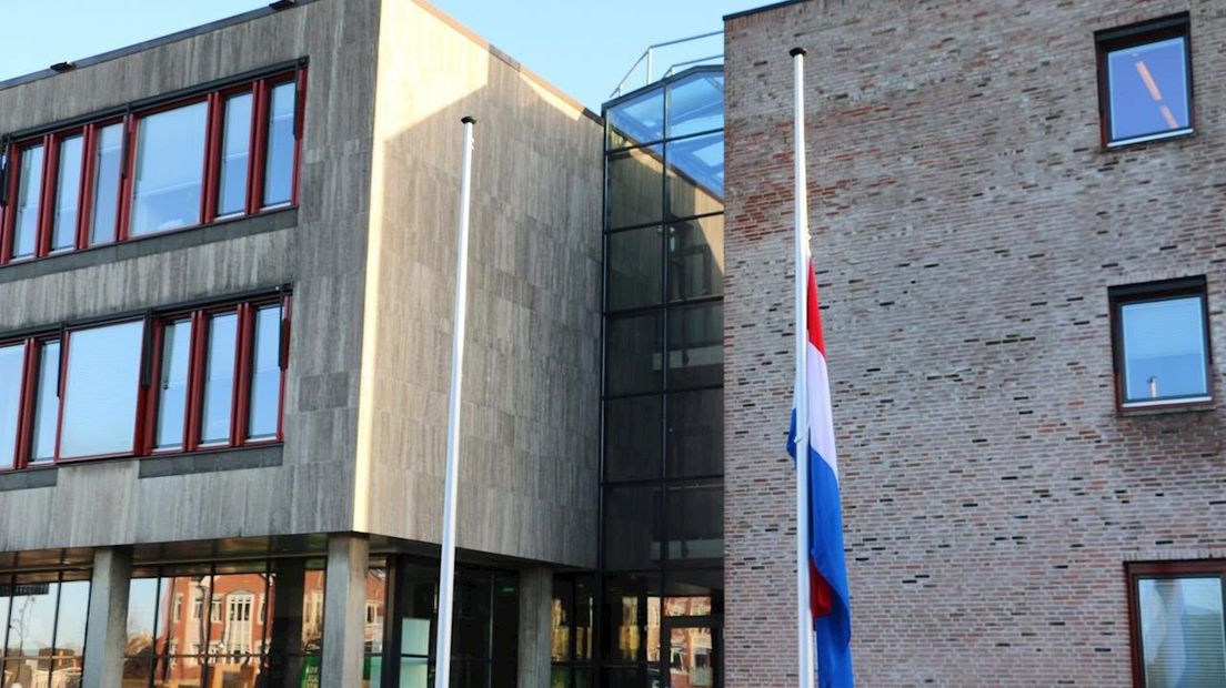 De vlaggen hangen halfstok bij het gemeentehuis in Oldenzaal