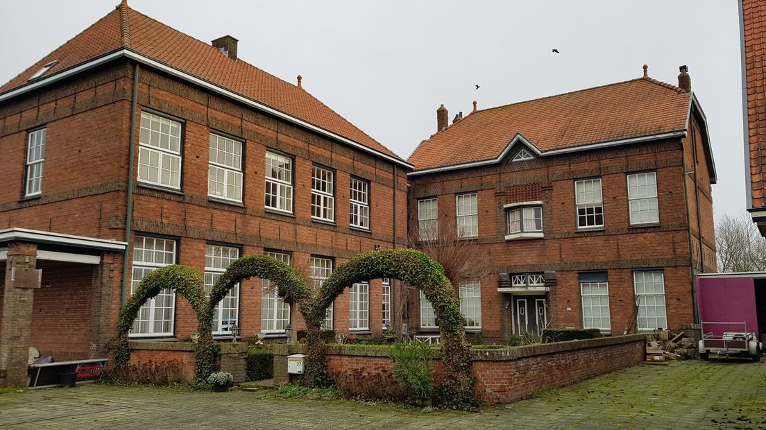 Het linkerdeel van het voormalig klooster staat te koop.
