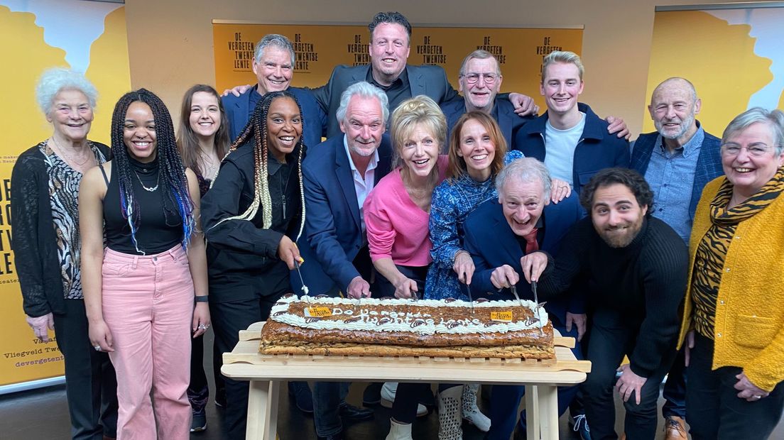 De cast van De Vergeten Twentse Lente snijdt een Twentse krentenwegge aan bij het begin van de repetities.
