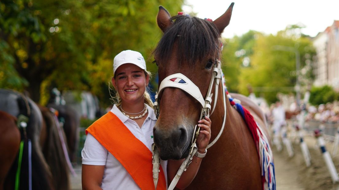 Julia Crucq met haar paard op het Molenwater in Middelburg