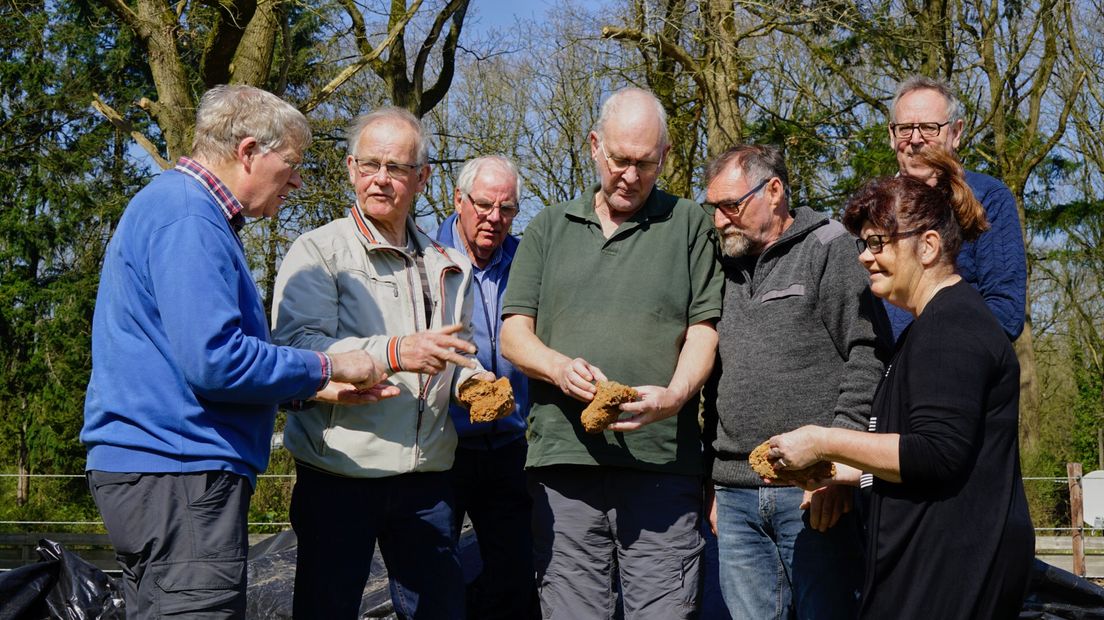 Zorgvlied gaat op traditionele wijze bakstenen maken en bakken - RTV Drenthe