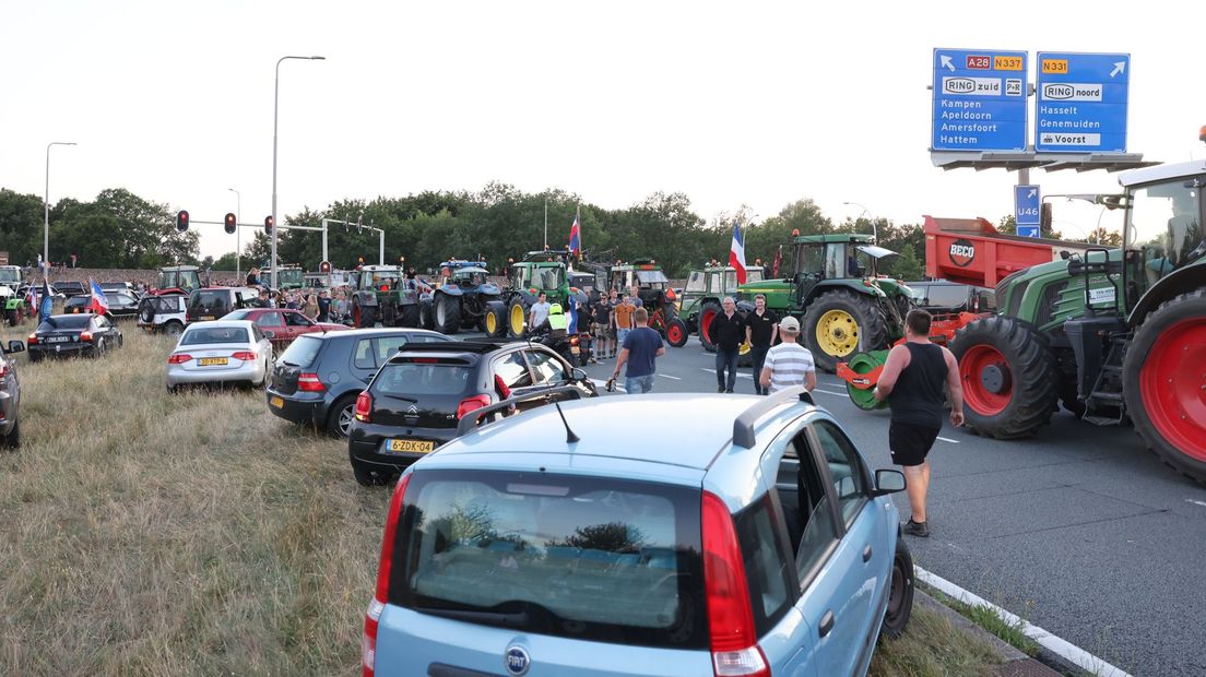 Boeren blokkeren verkeersplein Zwolle.