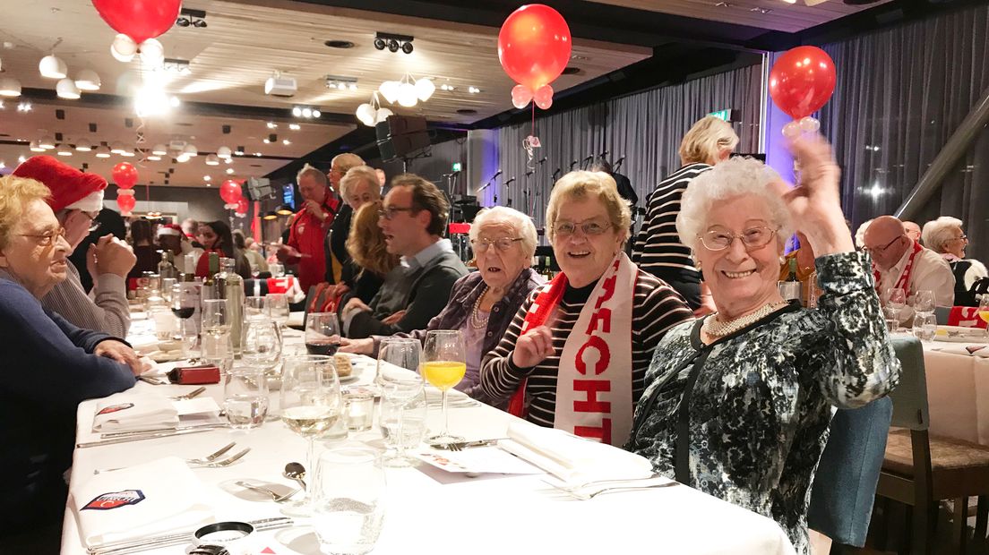 Blije ouderen op het FC Utrecht-kerstdiner.