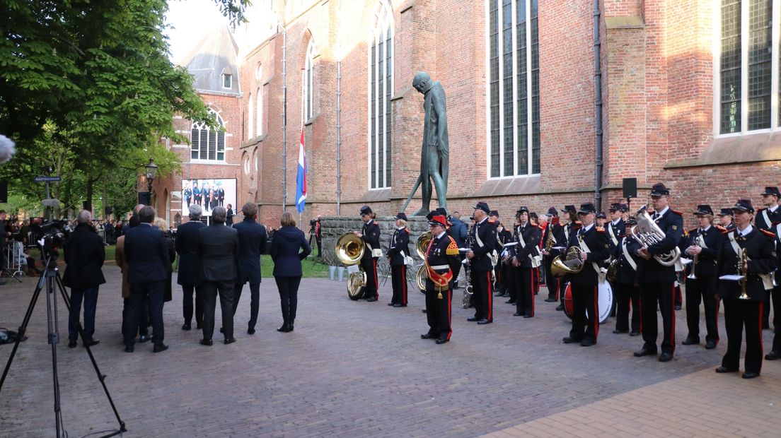 De Dodenherdenking op het Martinikerkhof in Stad