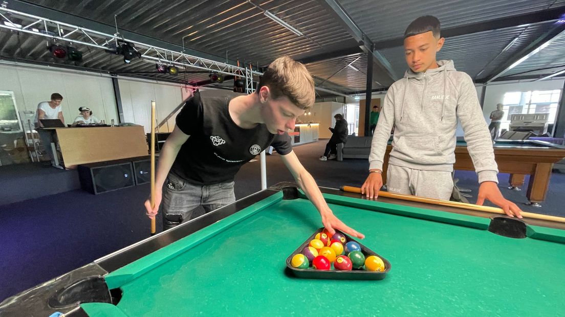 In het jongerencentrum staan onder meer pooltafels en een PlayStation