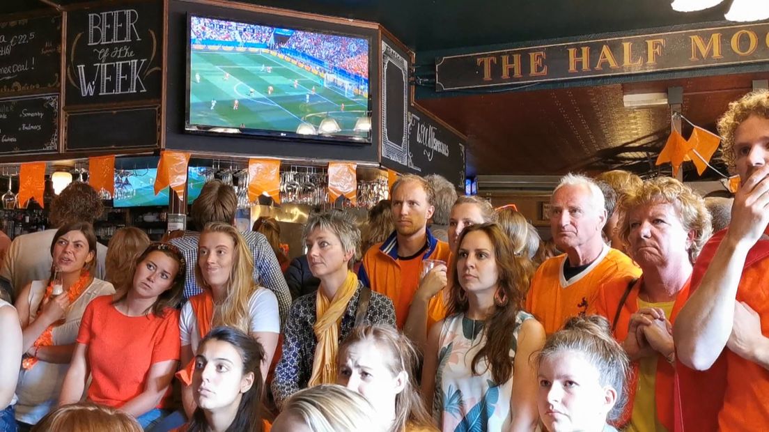 Supporters volgen de finale van het WK voetbal in de Leidse kroeg Bad Habits.