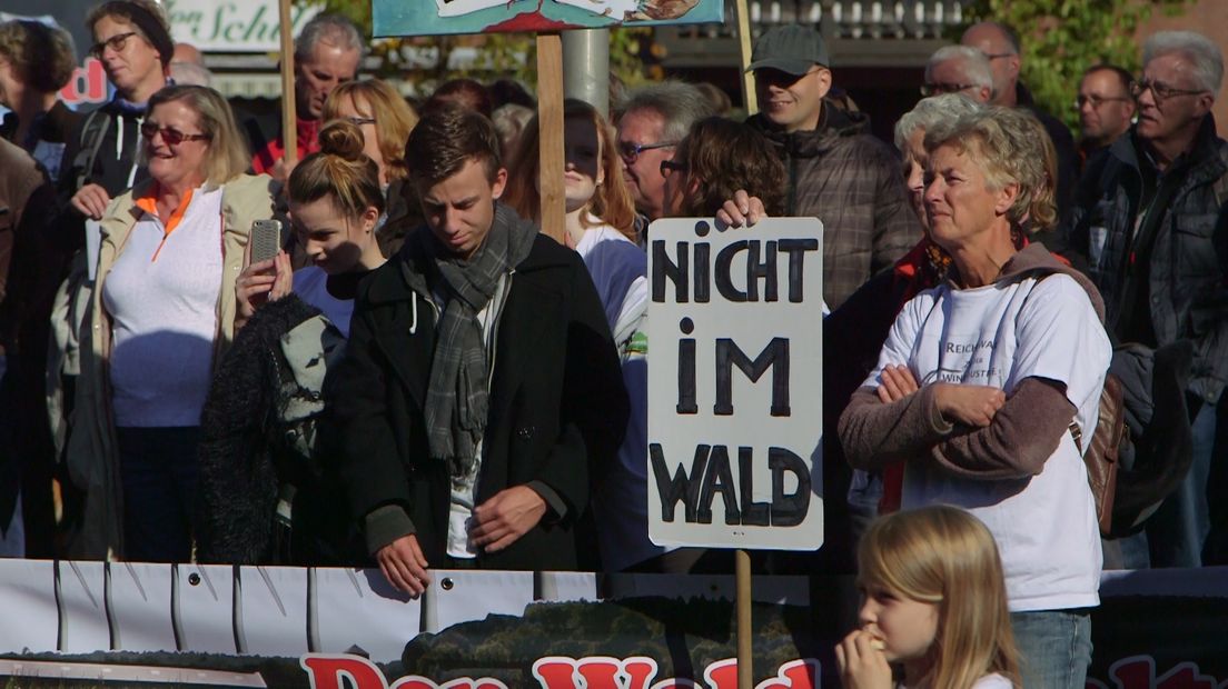 De actiegroep 'Tegenwind Reichswald' organiseert zaterdag vanaf 10.30 uur een protestmars vanwege de mogelijke komst van windmolens net over de grens bij Groesbeek. De mars start vanaf Frasselt en eindigt in het centrum van Kranenburg.