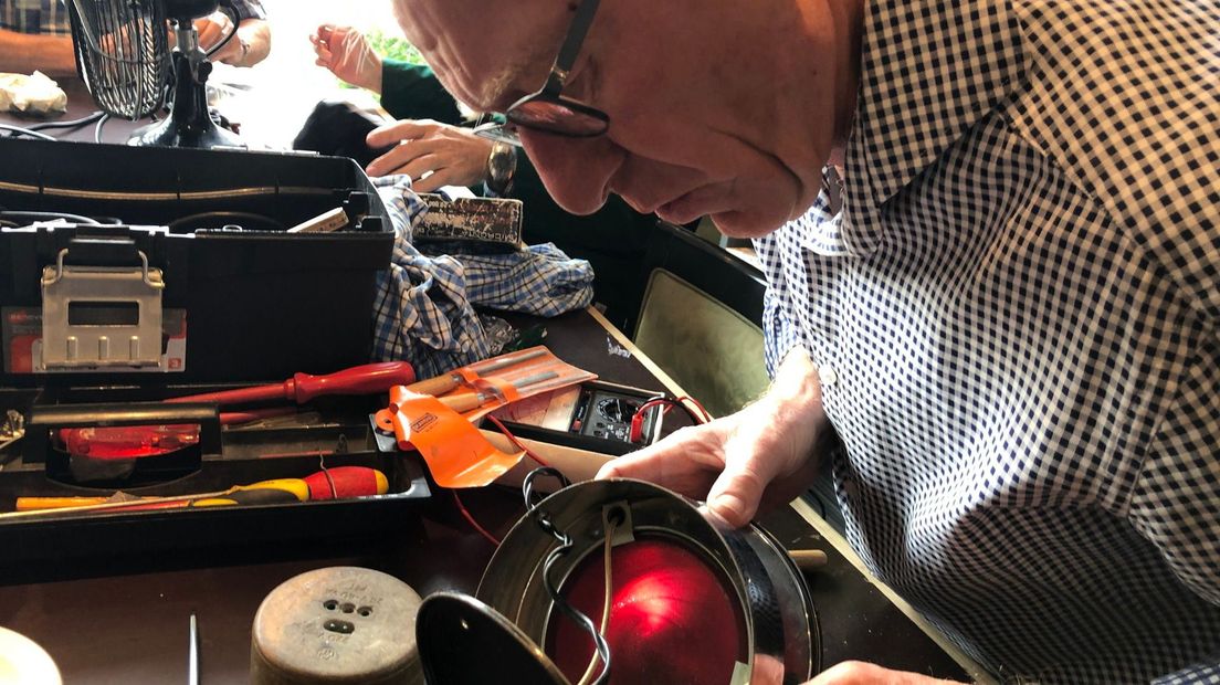 Frijwilligers Repair Café Hearrenfean hawwe it drok mei reparaasjes.