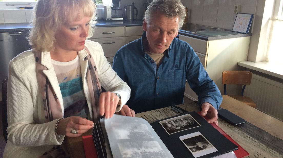 Broer Ruud Feringa bekijkt met zijn vrouw Marietha oude foto's van de familie (Rechten: Marjolein Knol / RTV Drenthe)
