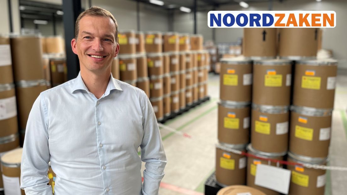 Weite Oldenziel in een magazijn met gemaakte grondstoffen