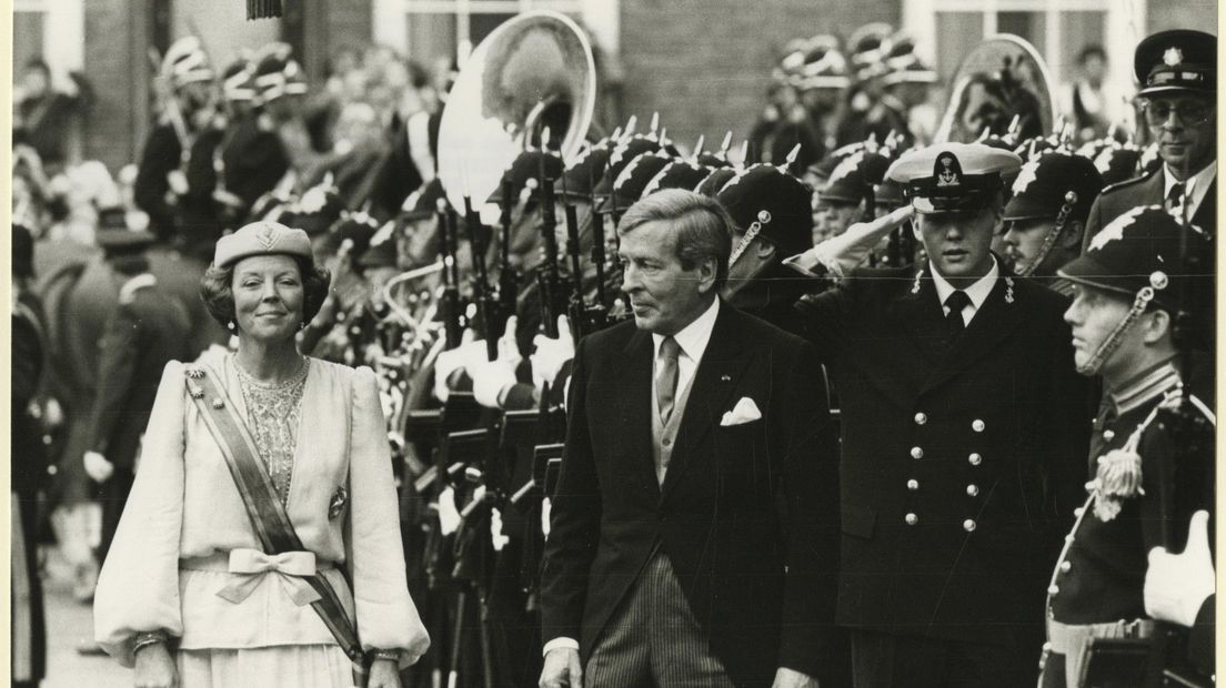 Prinsjesdag 1985,  kroonprins Willem-Alexander groet het vaandel