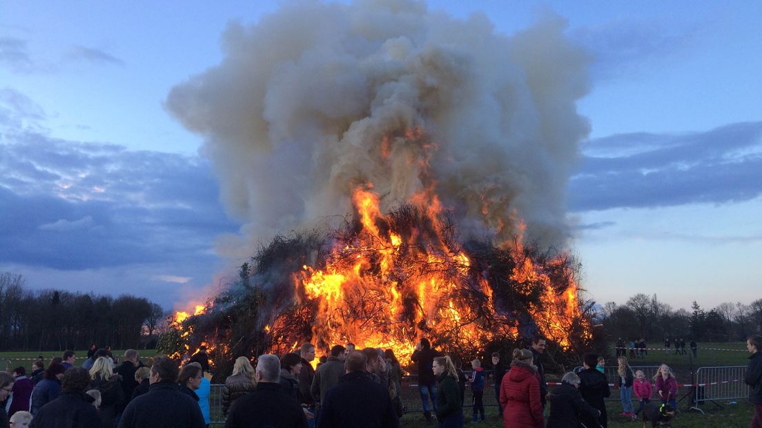 Archieffoto van een paasvuur in Veeningen (Rechten: Djurre Lucardie)