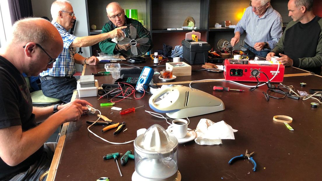 Frijwilligers Repair Café Hearrenfean hawwe it drok mei reparaasjes.