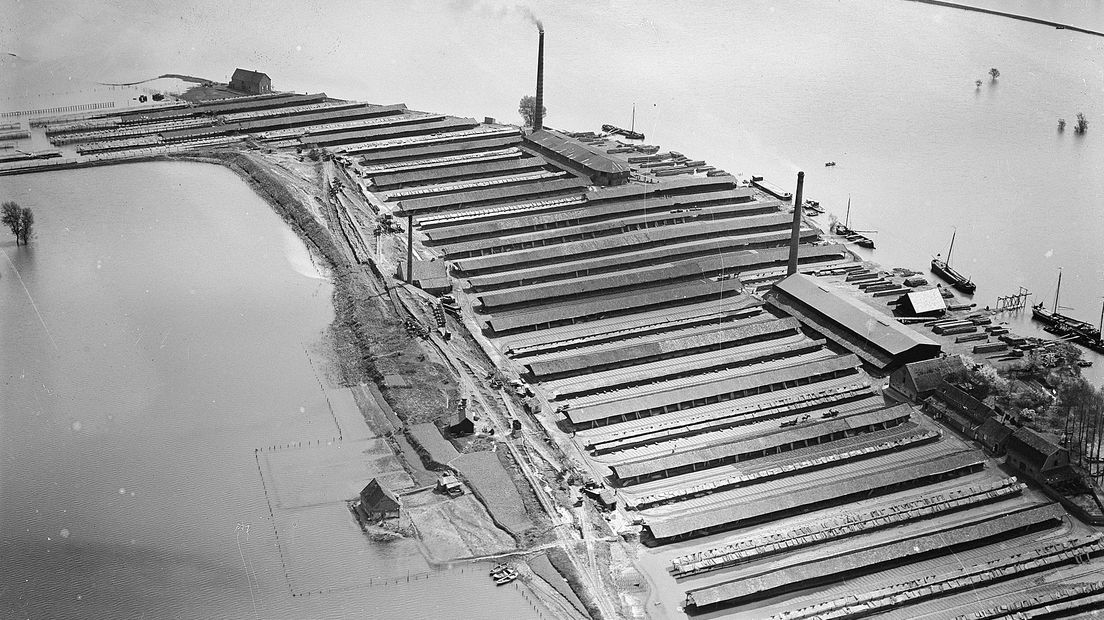 Steenfabriek Wijk bij Duurstede tijdens overstroming, 1925-1935.