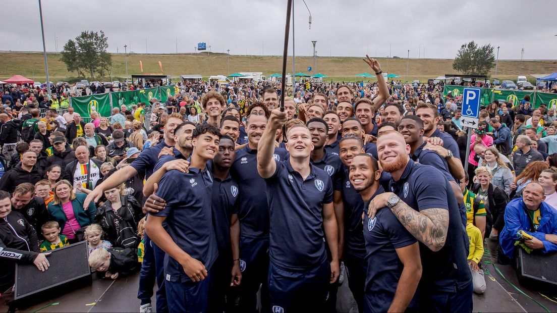 Boy Kemper maakt een selfie tijdens de Open Dag met ADO-spelers