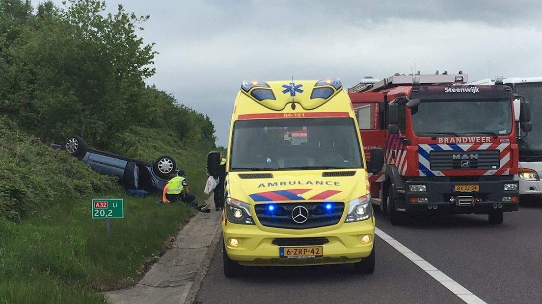 Auto op de kop bij eenzijdig ongeluk op A32 bij Steenwijk