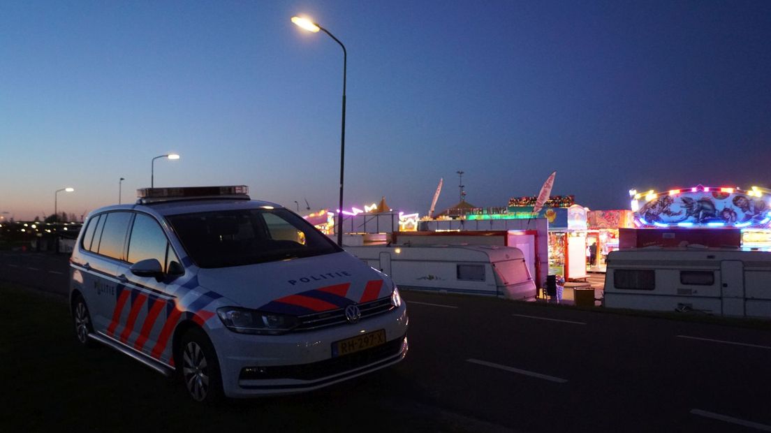 Politie bij de kermis.